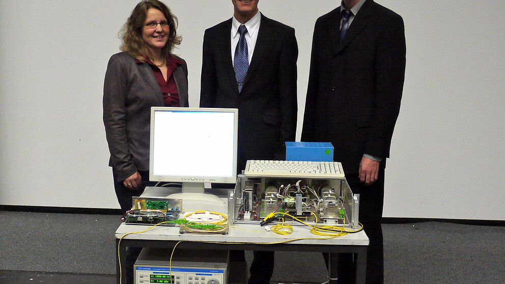 Foto (Universität Paderborn, Heike Probst): Forschen für eine schnellere Datenübertragung: Prof. Dr. Christine Silberhorn (Department Physik), Prof. Dr.-Ing. Reinhold Noé und Dr.-Ing. Benjamin Koch (beide Fakultät EIM)
