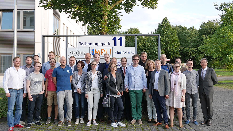 Foto (Universität Paderborn, TecUP): Zu Besuch in der Gründermanufaktur TecUP: Die Wirtschaftsjunioren mit ihrem Vorsitzenden Christian Horlitz (6. v. re.) im Kreise der jungen Start-ups mit Vizepräsident Prof. Dr. Rüdiger Kabst (9. v. r.) und Christo