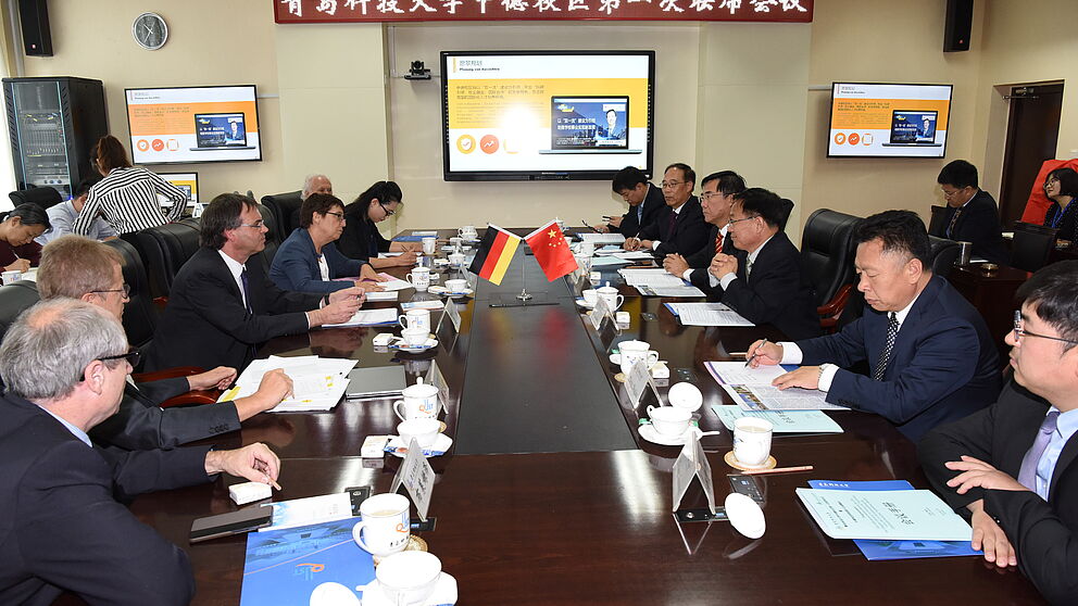 Foto (Zhiquan Lin): Erste gemeinsame CDC Sitzung: Leitung durch Prof. Dr. Lianxiang Ma, Präsident der QUST, sowie Prof. Dr. Birgitt Riegraf, Präsidentin der Universität Paderborn.