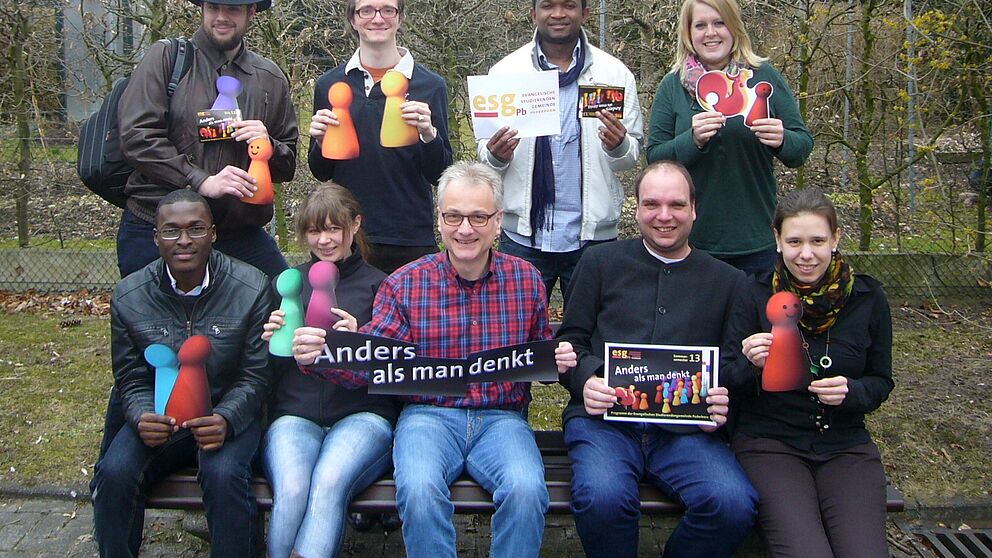 Auf dem Foto sind neben Studierenden zu sehen: Matthias Surall (unten mittig), Désirée Nehr (unten rechts), links davon: Richard Janus vom Institut für Evangelische Theologie an der Uni. Obere Reihe rechts: Jessica Müller.