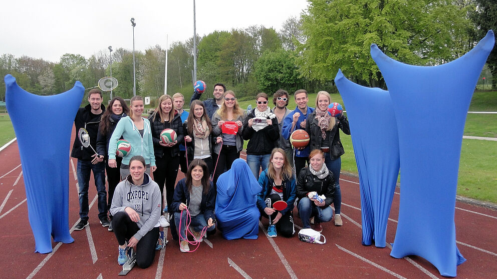 Foto (Universität Paderborn, Carolin Köster): Sportliche Vielfalt: Die neuen Mentorinnen und Mentoren sind bereit – die auffällige Bekleidung (so genannte Tanzsäcke) ist allerdings den Tänzerinnen und Tänzern vorbehalten.
