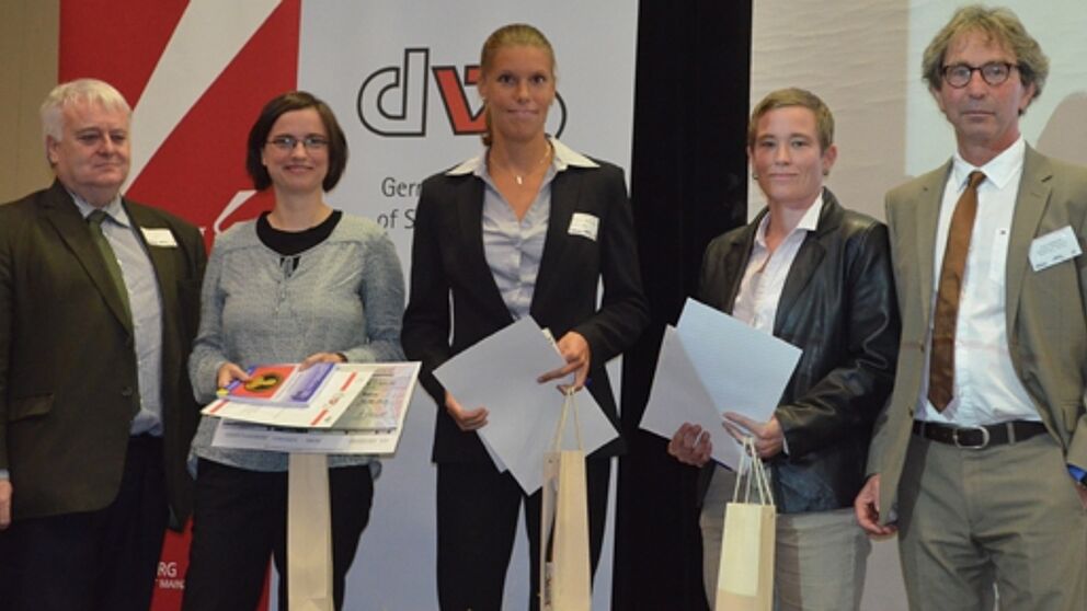 Foto: Bei der Preisverleihung: (v. l. n. r.) Prof. Roland Naul (WGI), Dr. Svenja Kamper, Dr. Stefanie Hüttermann, Dr. Iris Güldenpenning und Prof. Kuno Hottenrott.