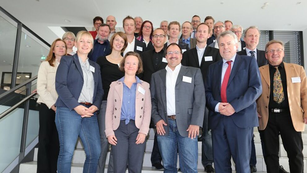 Abbildung: Paderborner Wirtschaftspädagogen freuen sich inmitten der Projektpartner von vier Berufskollegs und der Bezirksregierung Detmold über die gelungene Auftaktveranstaltung von „QBi“. Links vorne: Dr. Petra Frehe, Professorin Nicole Kimmelman