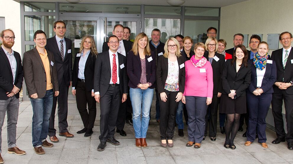 Abbildung (cevet - centre for vocational education and training): Zum Kick-off-Meeting des Projektes NetEnquiry trafen sich am 4.11.2013 Projektträger und die Projektpartner mit dem Paderborner Wirtschaftspädagogen Prof. Dr. Marc Beutner (5. v. l.) und 