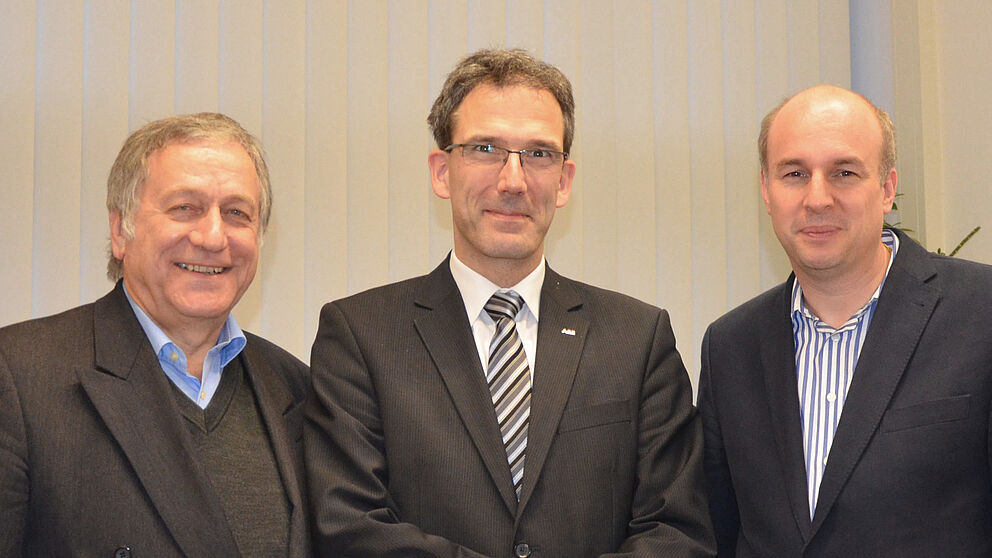 Foto: Prof. Dr.-Ing. Jochen Kreusel war Gastredner des Fakultätskolloquiums des Wintersemesters 2013/14, begrüßt von Dekan Prof. Dr. Jürgen Klüners (r.) und Dr. Michael Laska, Geschäftsführer der Fakultät (l.).