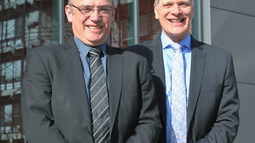 Foto (Universität Paderborn, Catherina Niedenführ): (v. l.) Prof. Dr.-Ing. Mirko Schaper und Prof. Dr.-Ing. Volker Schöppner.