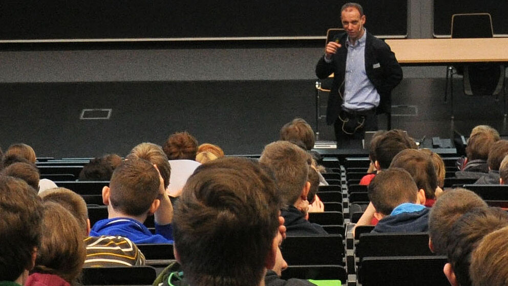 Foto (Universität Paderborn, Philipp Dreuw): Prof. Johannes Blömer erklärt die Geheimnisse der Kryptografie.