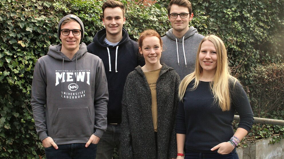 Foto (Projektgruppe): Das Projektteam der neunten Kurzfilmnacht „Oberhausen trifft Paderborn“ (v.l.n.r.): Gerson Kerinnes, Tobias Rösner, Johanna Germies, Alexander Schmid und Janna Westermann.