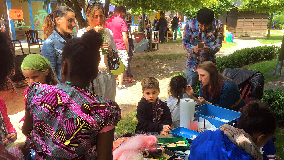 Foto (Studierendenwerk Paderborn): Das Sommerfest der MS-Kunigunde am 2. Juli wurde als „Festival der Sinne“ von vielen Aktionen begleitet.