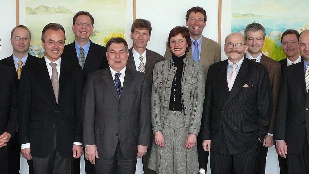 Foto (Martin Decking): Freuen sich auf die künftige Zusammenarbeit zwischen dem Gräflichen Heilbad und der Universität Paderborn (v. l.): Marc Schuele, Hans-Jürgen von Glasenapp, Jochen Ziller, Frank Schmidt, Reinhard Schröder, Prof. Dr. Nikolaus Ris