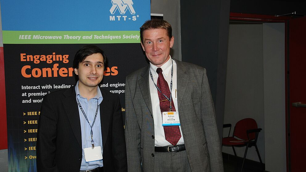 Foto (Universität Paderborn): Dr.-Ing. Vadim Issakov (l.) mit seinem Doktorvater Prof. Dr.-Ing. Andreas Thiede.