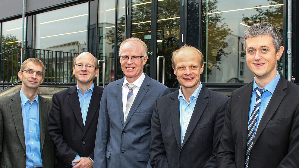 Foto (Universität Paderborn, Johannes Pauly): Die Forschergruppe Akustische Sensornetzwerke (v. l.): Prof. Dr. Holger Karl, Universität Paderborn, Prof. Dr. Rainer Martin, Universität Bochum, Prof. Dr. Reinhold Häb-Umbach, Fachgebiet Nachrichtentechni
