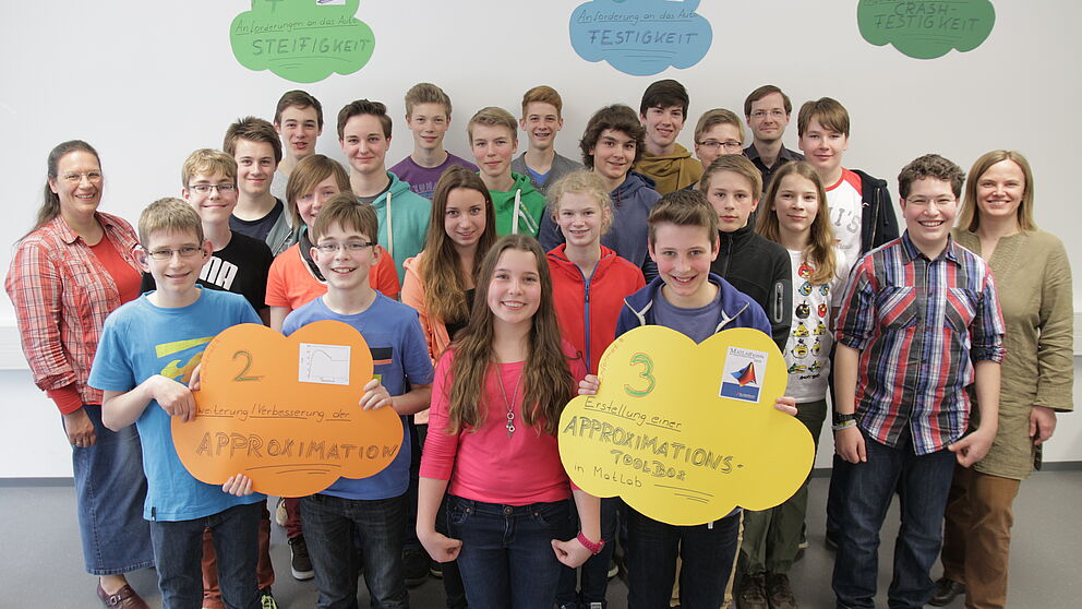 Foto (Universität Paderborn, Vanessa Dreibrodt): 23 Gymnasiasten aus ganz OWL nahmen am Workshop „Energieeffiziente Mobilität: mechanisches Fügen, Kleben, Modellieren“ an der Uni Paderborn teil. Betreut wurden die Teilnehmer von Jun.-Prof. Dr. Katr
