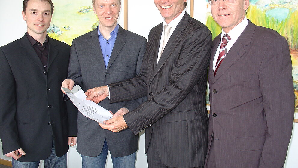 Foto (v. li.): Dr. Mike Bobert und Dr. Hans Egold (Vorstand Alumni Chemie e. V.), Präsident Prof. Dr. Nikolaus Risch und Christoph Schön (Stabsstelle Präsidium Hochschulnetzwerk und Fundraising).
