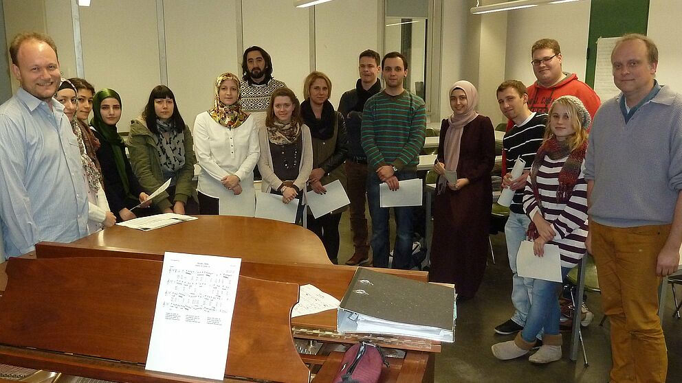 Foto (Universität Paderborn, Cordula Heupts): Teilnehmer der Librettowerkstatt des Zentrums für Komparative Theologie und Kulturwissenschaften, ZeKK-Vorsitzender Prof. Klaus von Stosch (links) und Trimum-Projektleiter und Komponist Bernhard König (rech