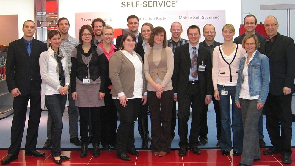 Foto (Wincor Nixdorf): (v.l.): Markus Rohner, Julia Baumgärtner, Benedikt Müller, Stefanie Meißner, Marius Dies, Christina Linpinsel, Sabrina Laub, Sebastian Averkamp, Hedda Hellwig, Katharina Löwenstein, Fabian Josephs (alles Studierende im Modul „