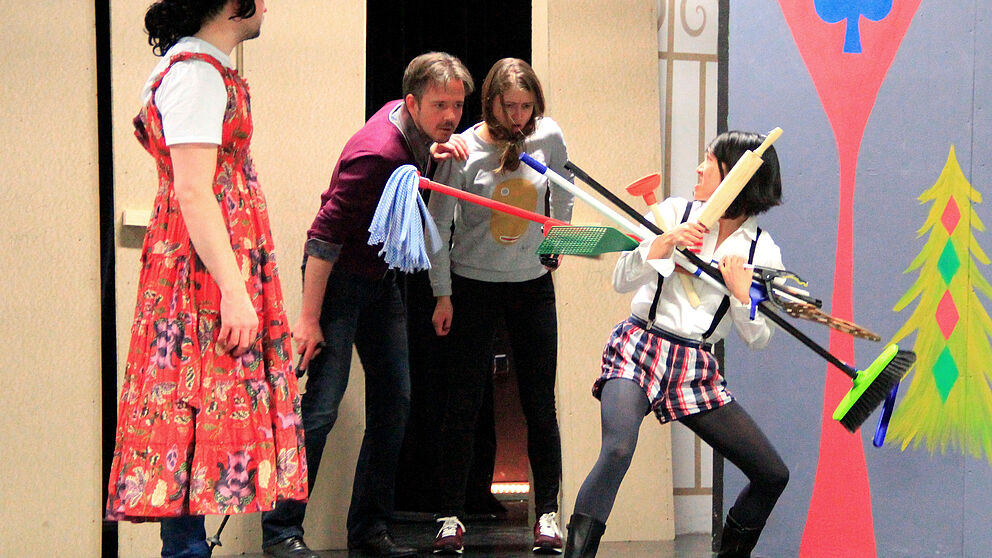 Foto (Studiobühne Paderborn): Schauspieler der Studiobühne während einer Probe zum Theaterstück „König Ubu“.