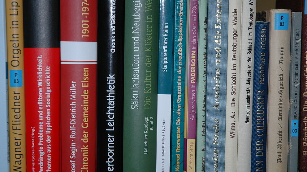 Foto (UB): Viel aus der Region: In der Universitätsbibliothek gibt es jede Menge aktuelle wissenschaftliche Literatur zu wichtigen Themenbereichen aus der Region.