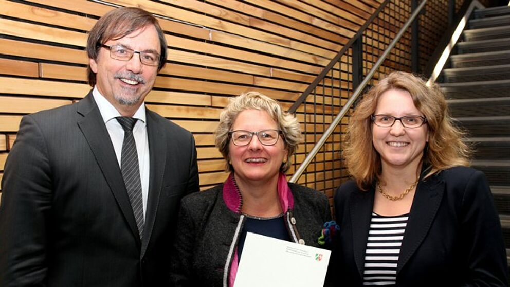 Foto (Universität Paderborn, Vanessa Dreibrodt): (v. l. n. r.) Freuen sich über den Start des Forschungsschwerpunktes „Digitale Zukunft“: Prof. Dr. Gregor Engels, Universität Paderborn, NRW-Wissenschaftsministerin Svenja Schulze und Prof. Dr. Chris