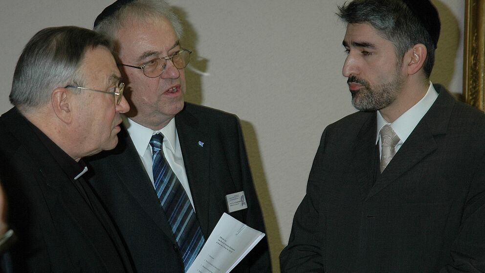 Foto (v. li.): Kardinal Dr. Karl Lehmann, Vorsitzender der Deutschen Bischofskonferenz, Prof. Dr. Hubert Frankemölle, Emeritus der Fakultät für Kulturwissenschaften, Institut für Katholische Theologie, Universität Paderborn, und Rabbiner Julian Chaim