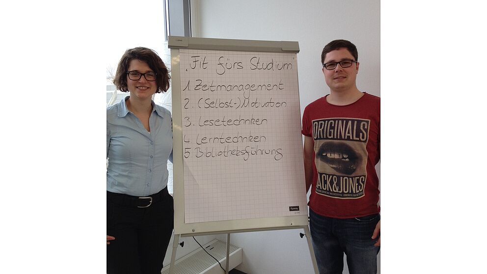 Foto (Universität Paderborn, ZSB): Christine Klußmeyer und Rene Bettermann machen Erstsemester fit für das Studium.