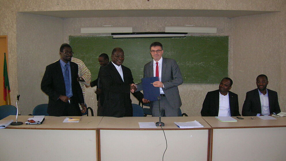 Foto (UCAC): Nach der Unterzeichnung des Vertrags durch den Rektor der Katholischen Universität Zentralafrikas. Von links im Vordergrund: Dekan der Fakultät für Sozialwissenschaften und Betriebswirtschaftslehre Pater Dr. Abel Beranger N’Djomon, Rekto