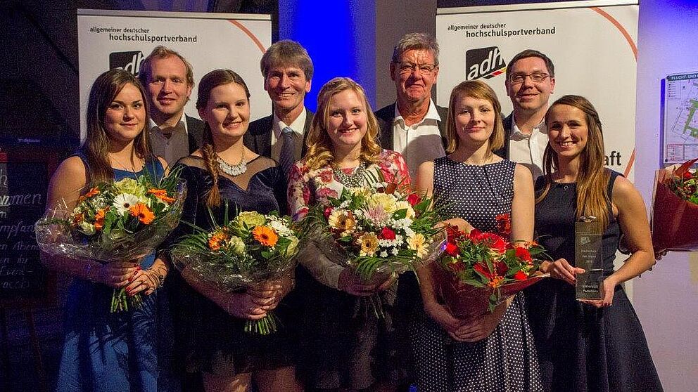 Foto: (v. l. n. r.) Diana Bauer, Dennis Fergland, Nicole Opiolka, Prof. Dr. Nikolaus Risch, Lisa Kaup, Dieter Thiele, Melissa Naase, Uli Kussin, Cornelia Raetze.