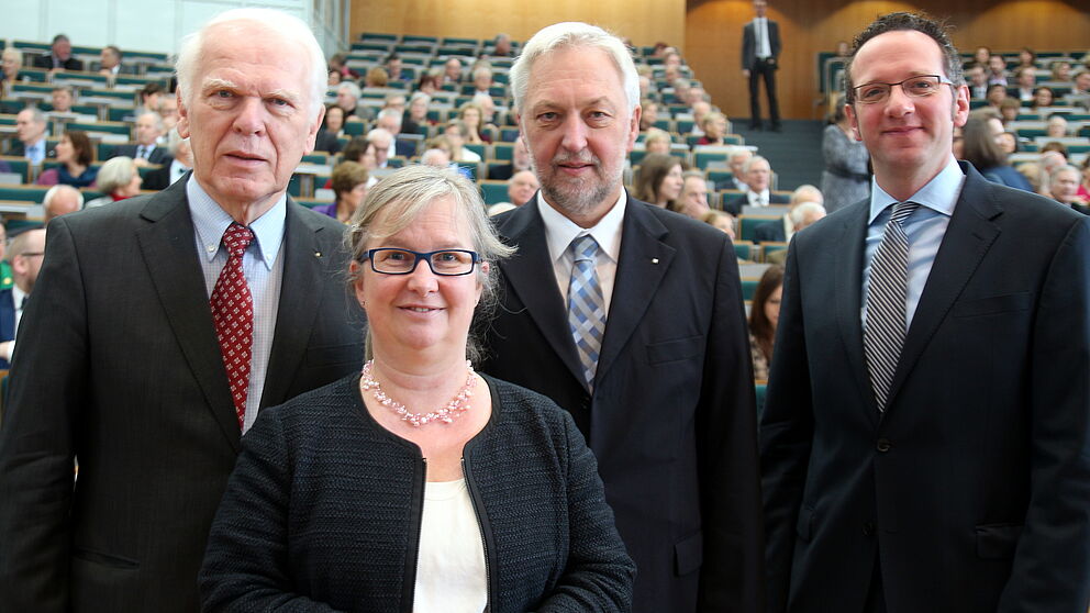 Foto (Universität Paderborn, Nina Reckendorf): Hochschulrat Prof. Dr. Winfried Schulze, Vizepräsidentin Simone Probst, Präsident Prof. Dr. Wilhelm Schäfer und Prof. Dr. Dr. Claus Reinsberger beim Neujahrsempfang.