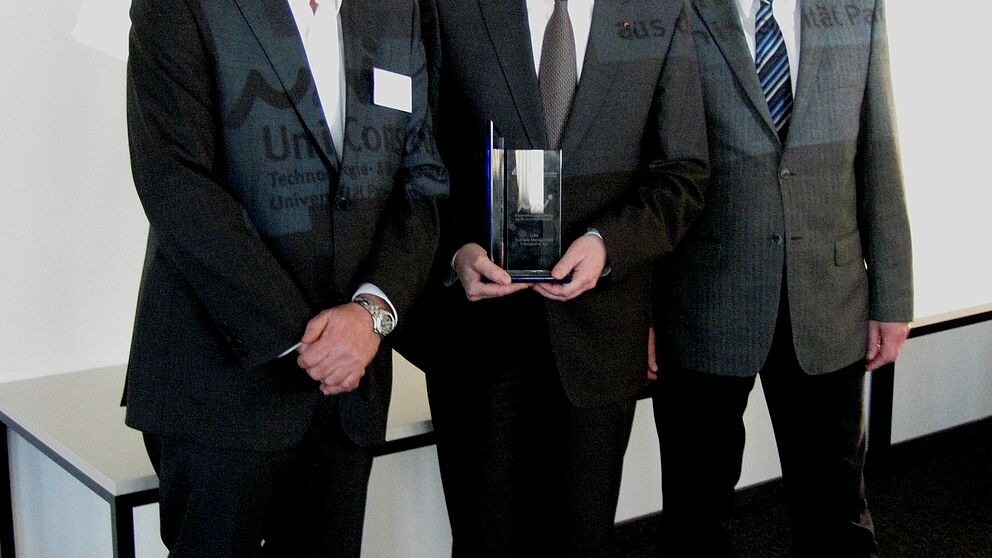 Foto (Universität Paderborn): (v. l.) Prof. Bernd Seel (Leiter der Technologietransferstelle UniConsult), Dr. Andreas Siebe (Vorstand der ScMI Scenario Management International AG) und Prof. Dr. Wilhelm Schäfer (Vizepräsident für Forschung und wissens