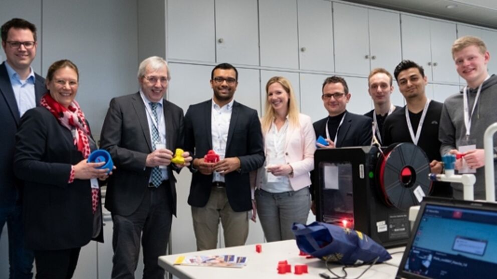 Foto (Quelle: zdi): Der Staatssekretär Klaus Kaiser zu Besuch im Schülerlabor coolMINT.