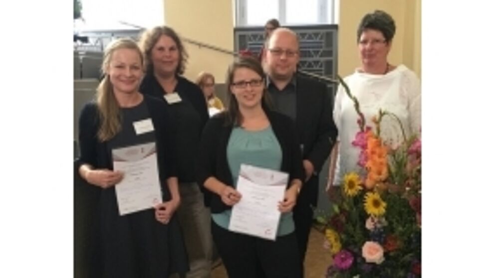 Foto (v. l. n. r.): Dr. Christina Buschle (DJI, München), Prof. Regina Egetenmeyer, Lisa Breitschwerdt (beide Universität Würzburg), Joachim Höper (wbv), Prof. Christiane Hof (für die Sektion Erwachsenenbildung). Bereits abgereist waren Michael Golle