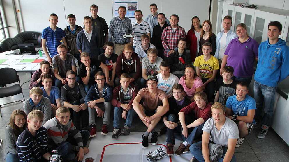 Foto (Universität Paderborn): 30 Schüler des Richard-von-Weizsäcker-Berufskollegs konnten in der Erfinderwerkstatt Kenntnisse und Fähigkeiten außerhalb des traditionellen Unterrichts trainieren und „Uni-Luft“ schnuppern. Engagiert: Jun.-Prof. Dr.