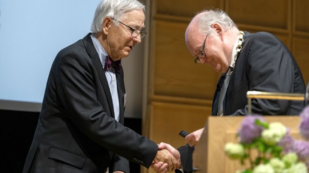 Foto (Andreas Endermann, AWK NRW): Bei der Übergabe der Ehrennadel: Prof. Dr. Burkhard Monien (links) und Professor Dr. iur. Wolfgang Löwer, NRW-AWK-Präsident.