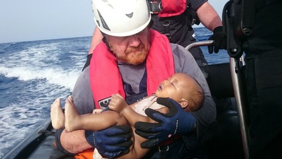Foto (Christian Büttner): Martin Kolek bei seinem Einsatz auf der Sea-Watch.