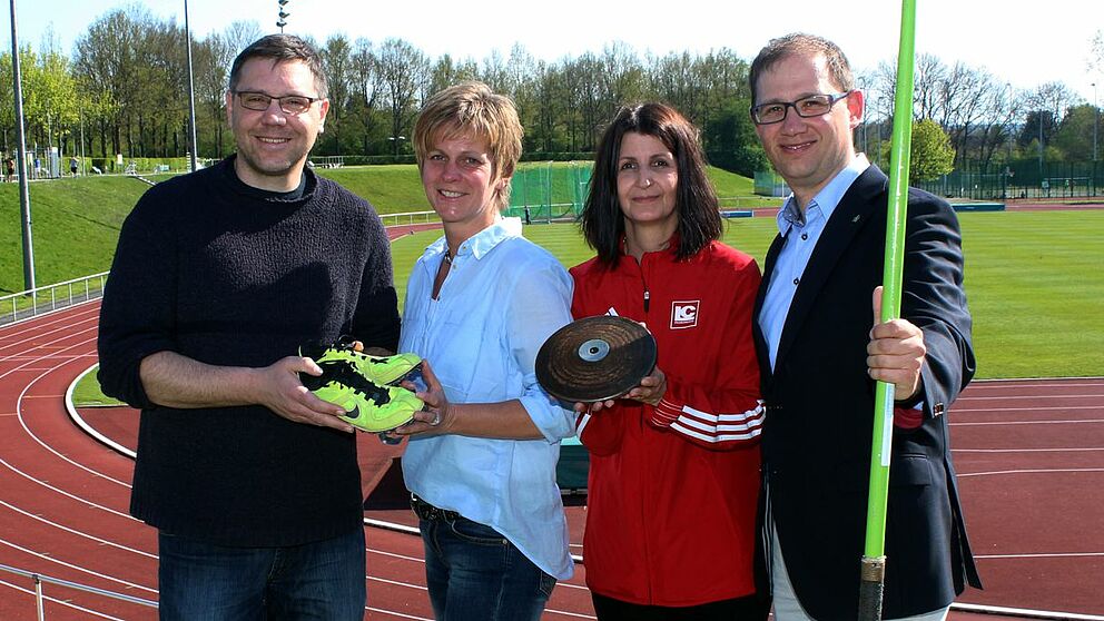 Foto (Universität Paderborn, Heiko Appelbaum): Bereiten gemeinsam die Meisterschaften vor (v. l.): Uli Kussin, Sabine Hecker (FLVW-Landes-Kampfrichterwartin), Claudia Reichold aus dem LC-Vorstand und Ralf Pahlsmeier (Geschäftsführer Ahorn-Sportpark).