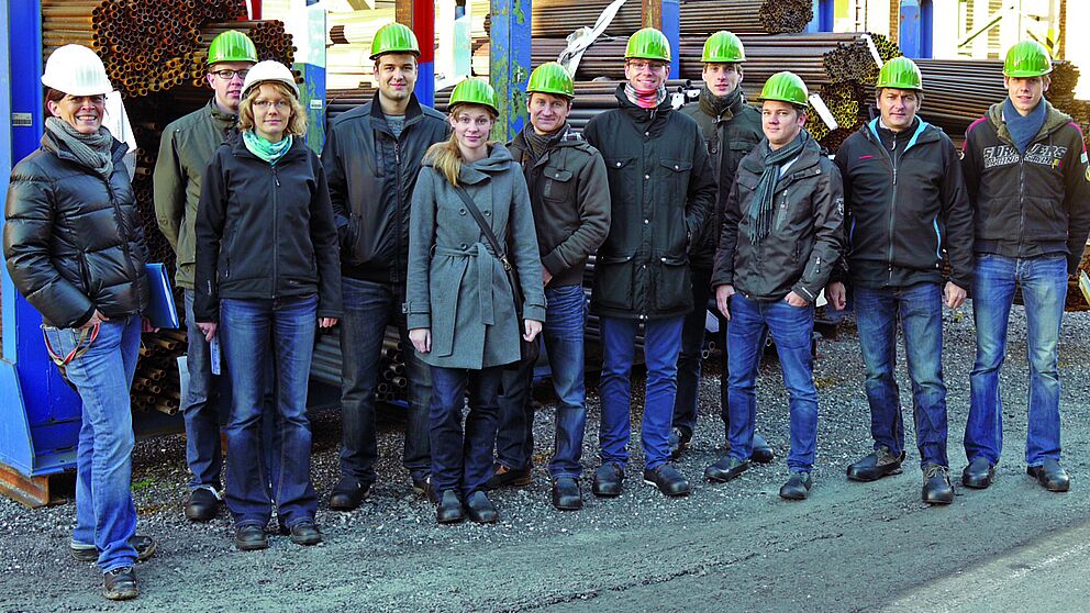 Foto (Universität Paderborn, Heinz Nixdorf Institut): Das Team des Projektlabors zu Besuch bei der Benteler Steel/Tube GmbH. Links Dr.-Ing. Ute Brüseke, Leitung Strategische Projekte Benteler Steel/Tube.