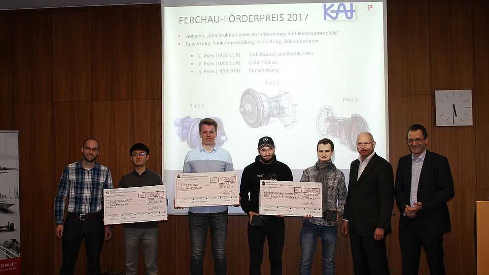 Foto (Universität Paderborn): Preisträger des FERCHAU-Förderpreises 2017: (v. l.) Johannes Tominski (KAt), Runxin Wang, Colin Polnau, Moritz Otto, Dirk Bünder, Prof. Dr.-Ing. Detmar Zimmer (KAt) und Jens Husemann (FERCHAU).