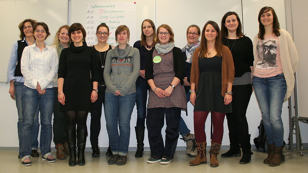 Foto (Maike Amen): Die Teilnehmerinnen des siebten Jahrgangs des Mentoring-Programms für Doktorandinnen mit der stellvertretenden Projektleiterin Jun.-Prof. Dr. Katrin Klingsieck (4. v. rechts) und Projektkoordinatorin Natalie Velibeyoglu (2. v. rechts).