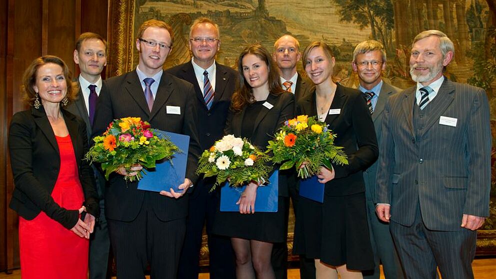 Foto (Christian Weische): Die Preisverleihung fand am 22. März 2012 im Rahmen der ICH-Mitgliederversammlung statt. Im Bild (v. l.): Christiane Gräfin Matuschka, Prof. Dr. Hermann Jahnke (Universität Bielefeld), Preisträger Sebastian Michelswirth (Univ