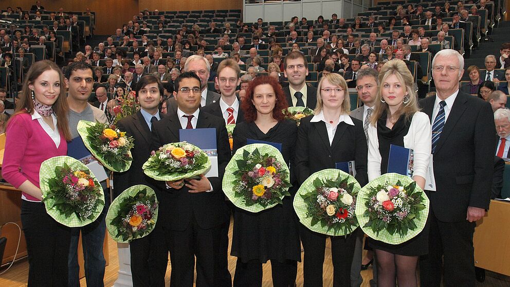 Foto (Martin Decking): Lara Gerhardts, Zeynel Sahin, Dr.-Ing. Vadim Issakow, Husam Darwish, Dr. rer. nat. Stefan Wipperman, Dr. Mirna Zeman, Dr. Ing. Thomas Niendorf, Martina Hüllmann und Leonie Schulte (v. l.) wurden für ihre herausragenden Abschlussar