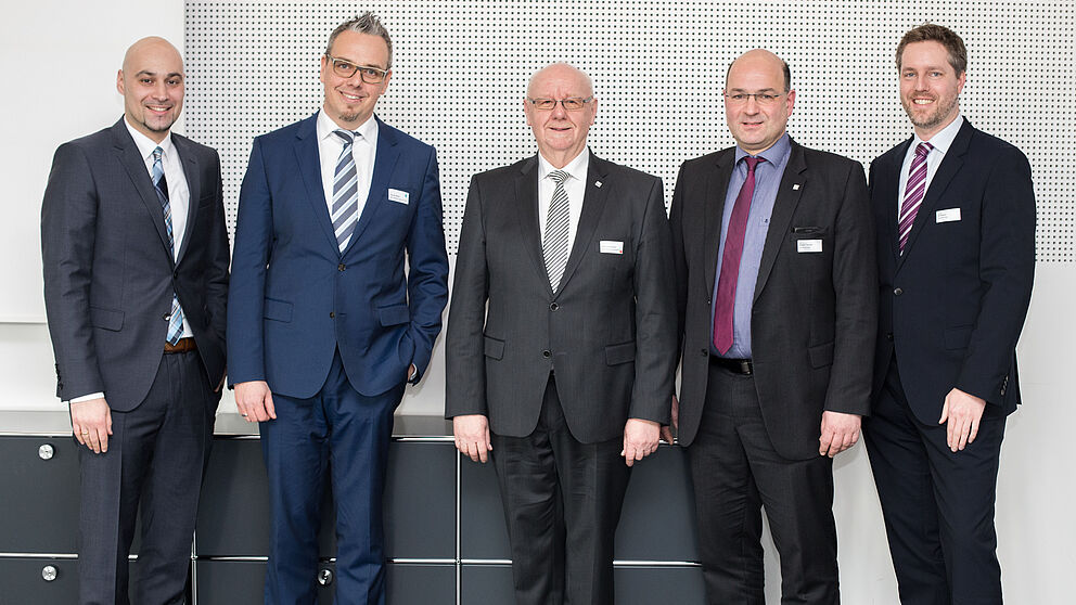 Feiern mit ihren Gästen den „Take-off 2017“: Prof. Ansgar Trächtler (Leiter Fraunhofer IEM), Prof. Eric Bodden und Prof. Roman Dumitrescu (Direktoren des Fraunhofer IEM) mit Karl-Ernst Vathauer (MSF-Vathauer Antriebstechnik) und Thomas Mader (GEA We