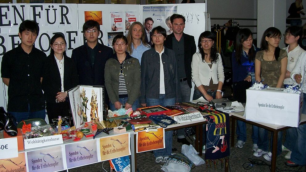 Foto (Mark Heinemann): Infostand im Frühjahr 2008 an der Universität Paderborn mit Spendenaktion zu Gunsten der chinesischen Erdbebenopfer.