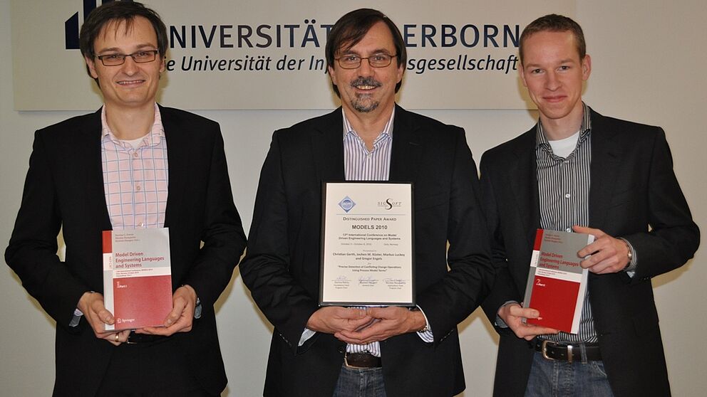 Foto (Universität Paderborn, Mark Heinemann): Ausgezeichnet: Christian Gerth (v.l.), Prof. Dr. Gregor Engels und Markus Luckey aus dem Institut für Informatik der Universität Paderborn erhielten den „Distinguished Paper Award“ für ihren Beitrag im
