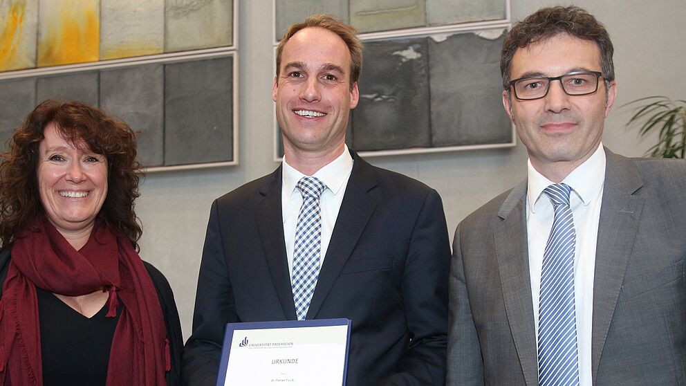 Foto (Universität Paderborn, Vanessa Dreibrodt): v. li.: Prof. Dr. Caren Sureth-Sloane, Honorarprofessor Dr. Florian Turk und Prof. Dr. Martin Schneider.