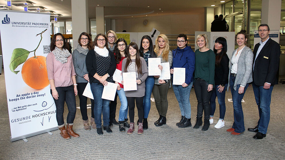 Foto (Universität Paderborn, Heiko Appelbaum): Bei der Zertifikatsübergabe an der Uni (v. l.): Sandra Bischof (Gesunde Hochschule), Anna Nikpey, Miriam Croft, Rebecca Holden, Melissa Savma, Isabel Steinbach, Büsra Güzel, Elif Basakküres, Tuba Celik, 