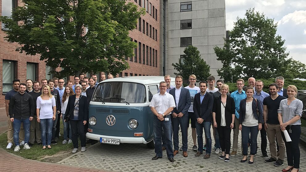 Foto (Universität Paderborn): Winfo-Exkursion 2017 nach Hannover: Studierende und Professoren des Departments Wirtschaftsinformatik bei VW Nutzfahrzeuge.