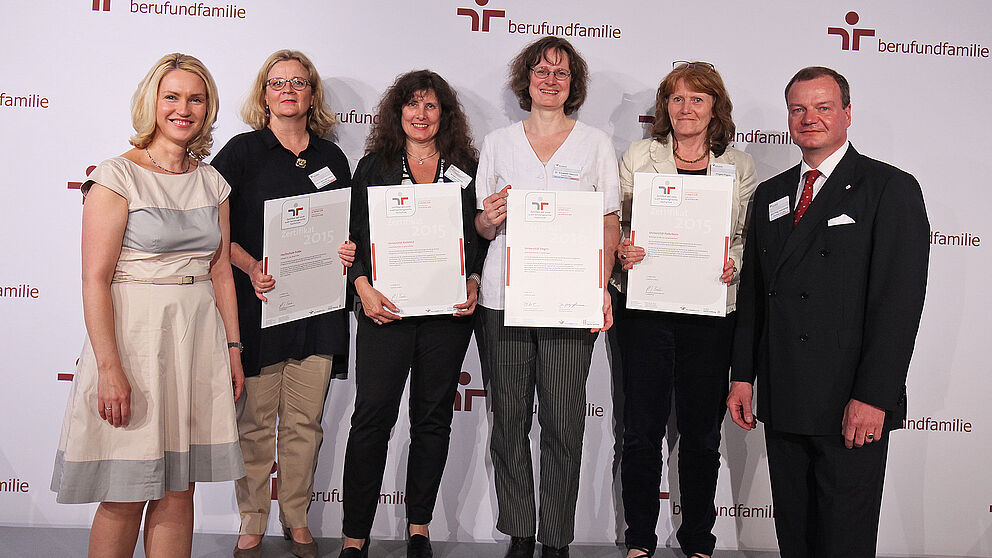 Foto (berufundfamilie): Zertifikatsverleihung 2016 des „audit familiengerechte hochschule“:  links Bundesfamilienministerin Manuela Schwesig, Dipl.-Päd. Irmgard Pilgrim, Gleichstellungsbeauftragte der Universität Paderborn (2. v. r.), John-Philip Ha
