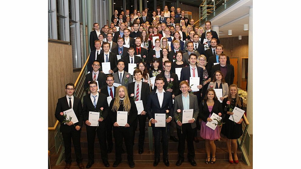 Foto (Universität Paderborn, Heiko Appelbaum): Die Absolventinnen und Absolventen der Fakultät für Naturwissenschaften aus dem Prüfungsjahr 2015.