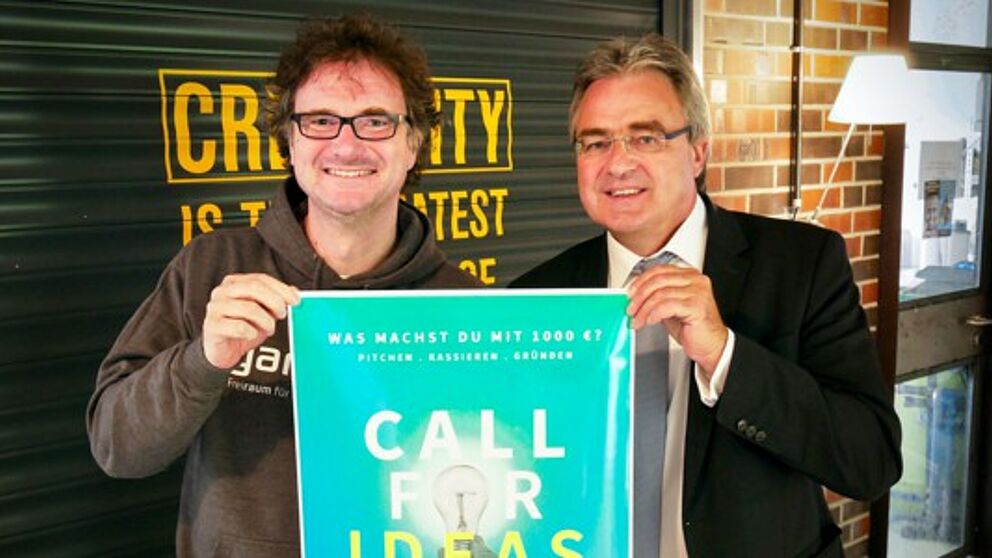 Foto (Universität Paderborn): v. l. Prof. Dr. Rüdiger Kabst, Vizepräsident für Wissens- und Technologietransfer der Universität Paderborn, und Karl-Heinz Rawert, Vorstandsmitglied Verbundvolksbank OWL e. G.