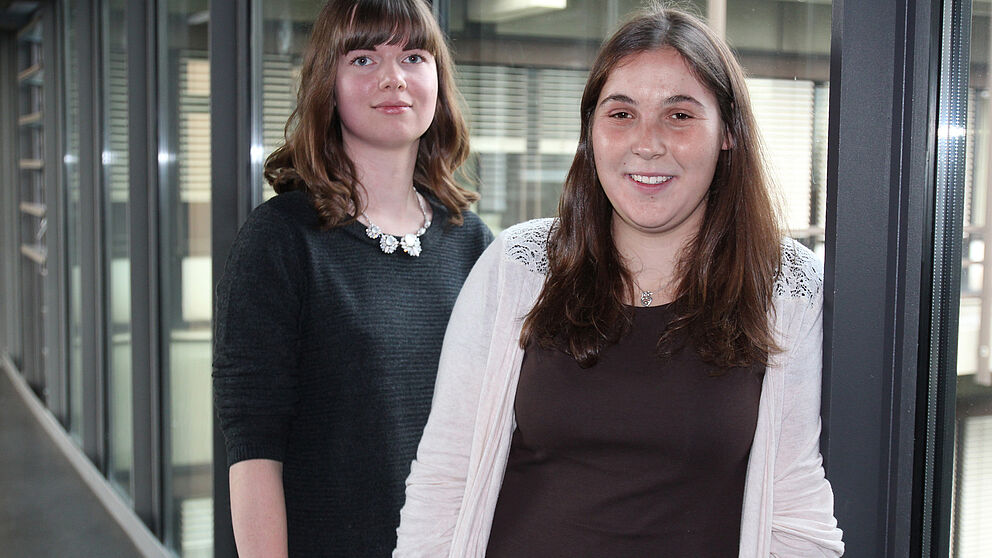 Foto (Universität Paderborn, Julia Pieper): Förderung für leistungsstarke Studentinnen: Die Paderborner Lehramtsstudentinnen Sarah Bülling (l.) und Anna Dellori (r.) erhalten das Deutschlandstipendium der Universitätsgesellschaft Paderborn und der St